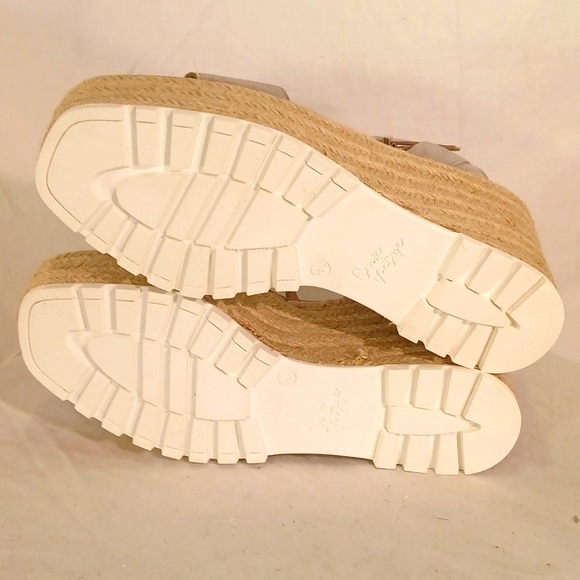 Gorgeous NWOT Crown Vintage Light Grey Suede Platform Wedge Espadrilles. - Picture 10 of 16